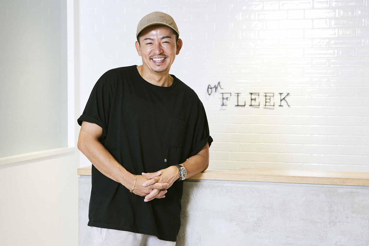 インタビューに応えるフリーク大城さん