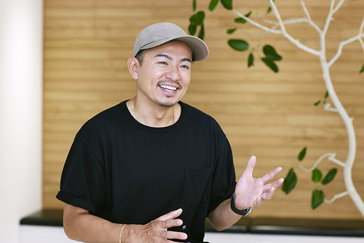 インタビューに応えるフリーク大城さん