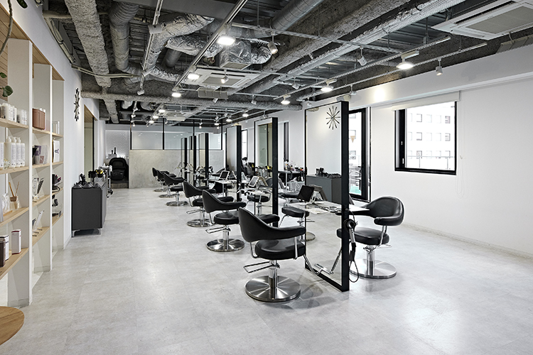 自然光が差し込む洗練されたカットスペース