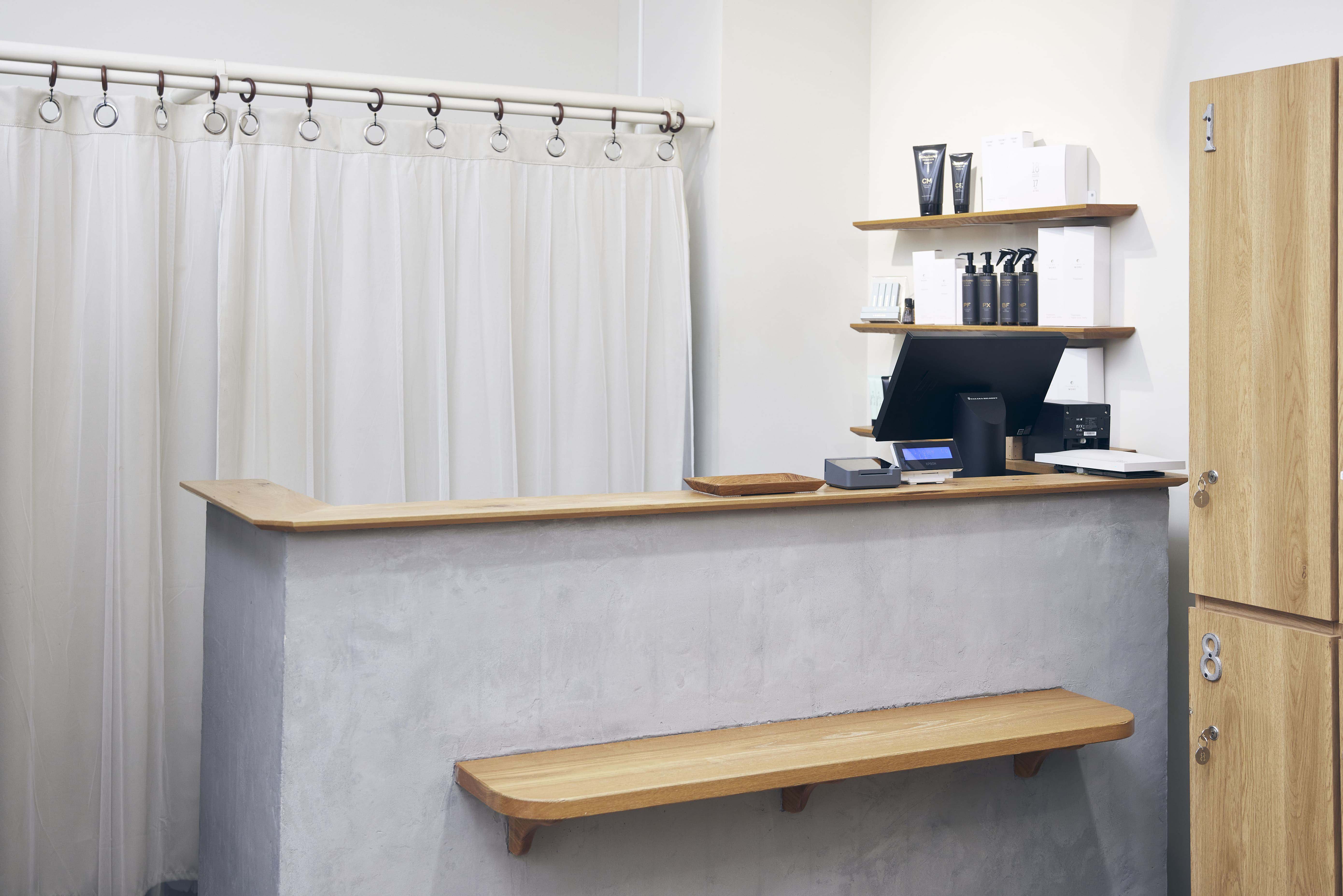 白を基調に木の温もりを添えた、やさしく迎え入れるレセプションスペース