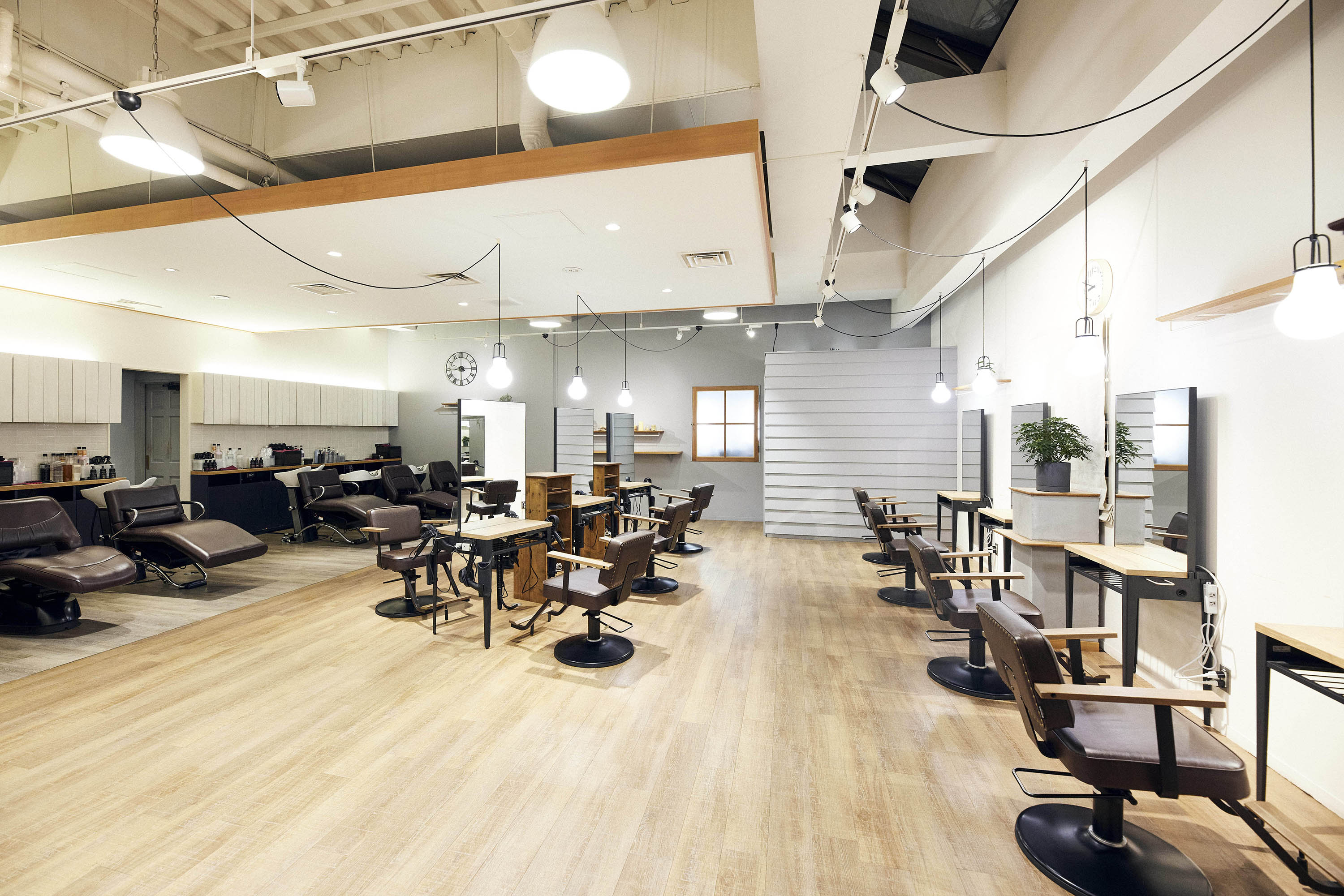 広々とした開放感に包まれたカットスペース