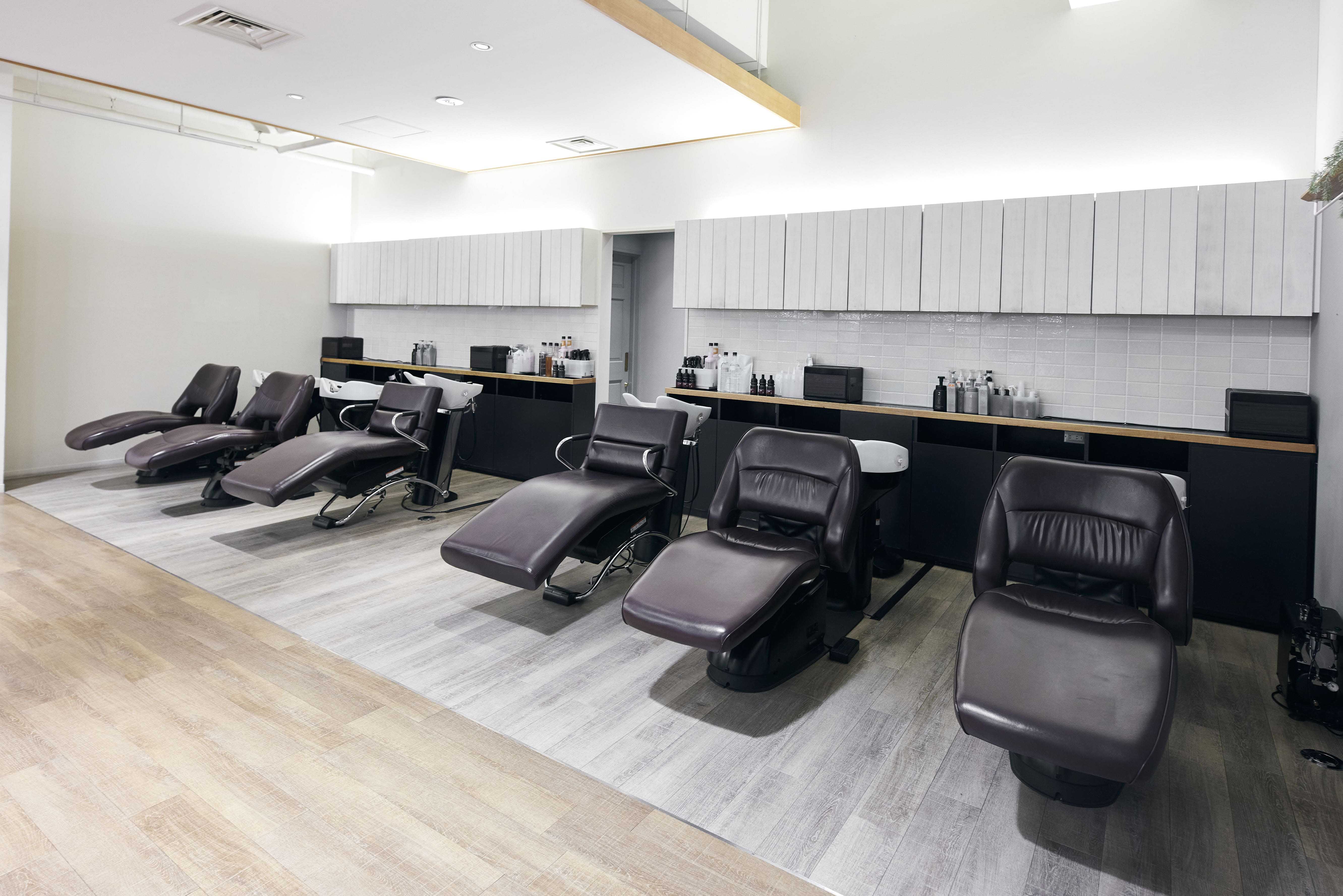 広々としてリラックスできる、落ち着いた雰囲気のシャンプーブース