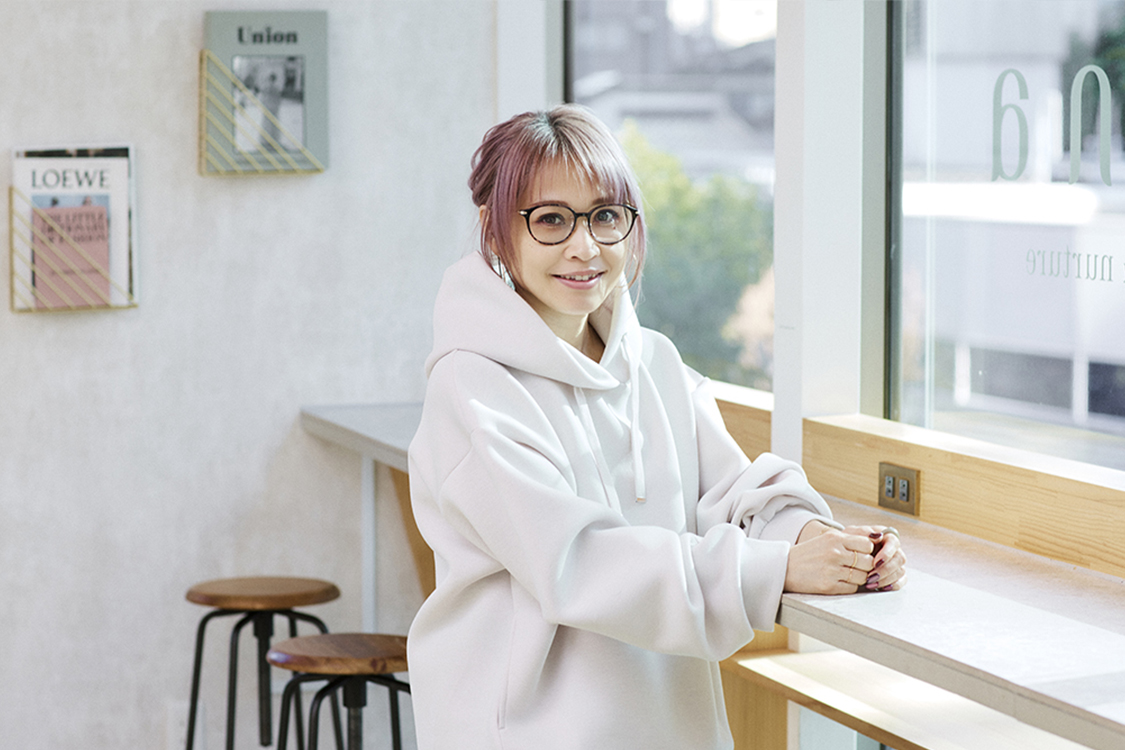 インタビューに応えるRIEさん